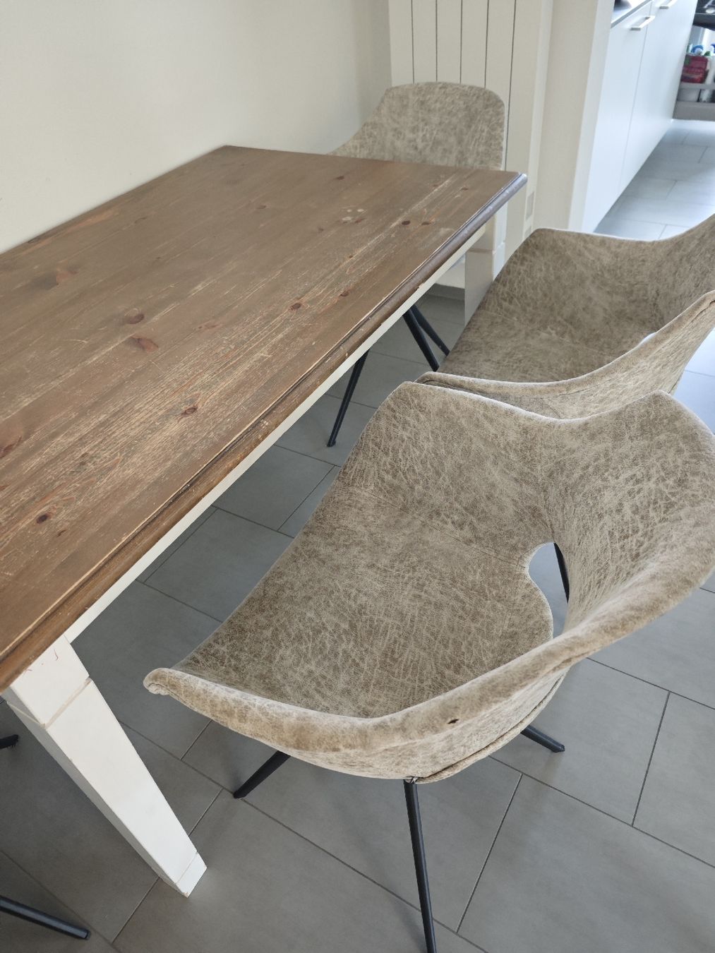 Set di tavolo e panche: Esstisch mit 4 drehbaren Stühlen + Barhocker – Usato da Chur venduto da Edina1994 1