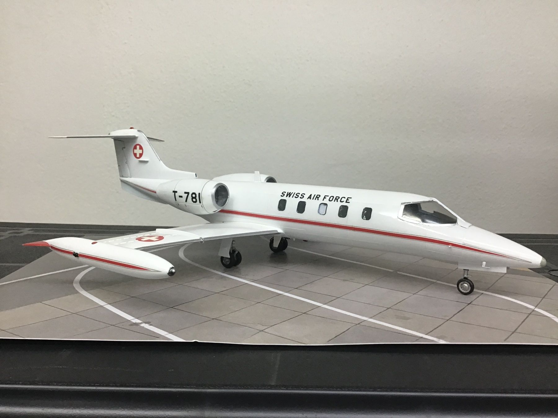 Schweizer Armee Kit di modellismo & Modellini statici: Swiss Air Force Learjet T-781, Modellflugzeug, 1:48 – Nuovo (secondo la descrizione) da Männedorf venduto da Spezial-Modelle