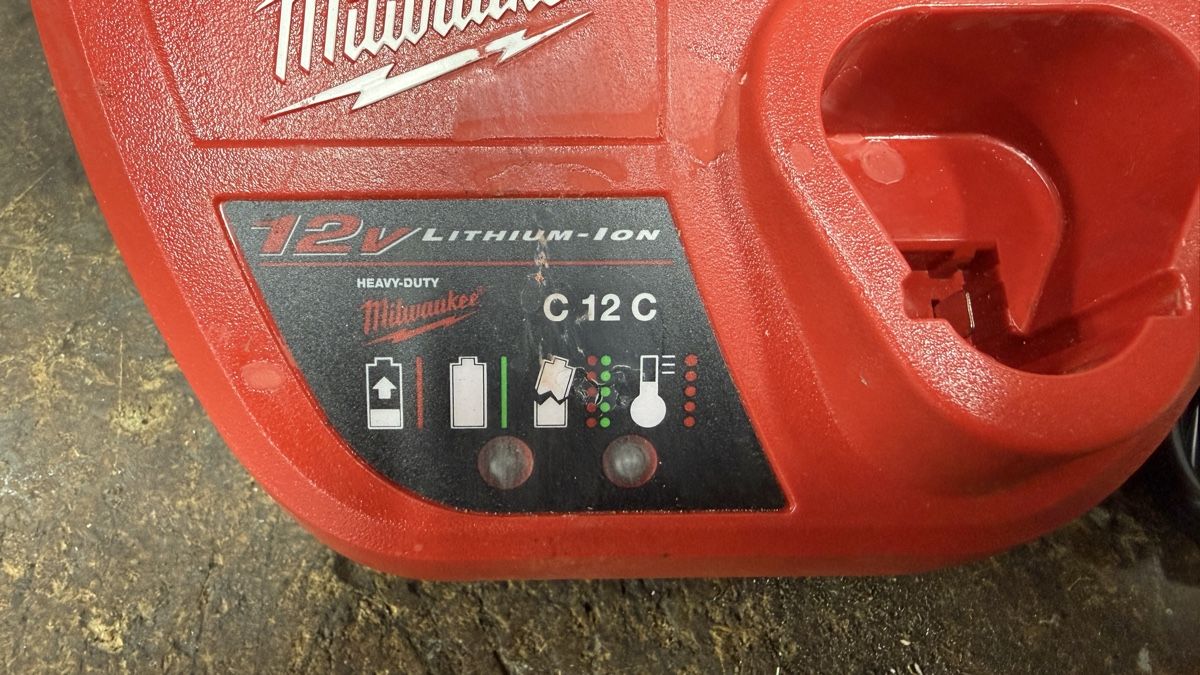 Milwaukee Caricatori & Batterie: Milwaukee M12 Ladegerät – Usato da Wolfhalden venduto da Lukasbisch05 3