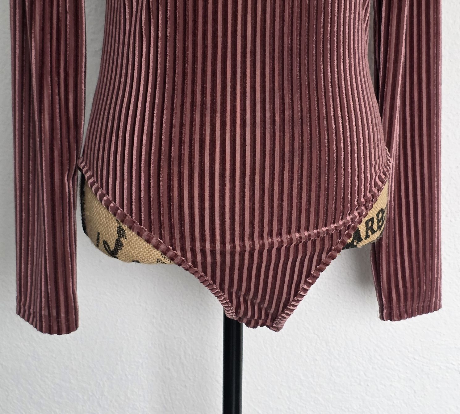Top: Samt Body mit Rüschen, Grösse S/M,  Neu – Nuovo (secondo la descrizione) da Rheinsulz venduto da Gilea 2