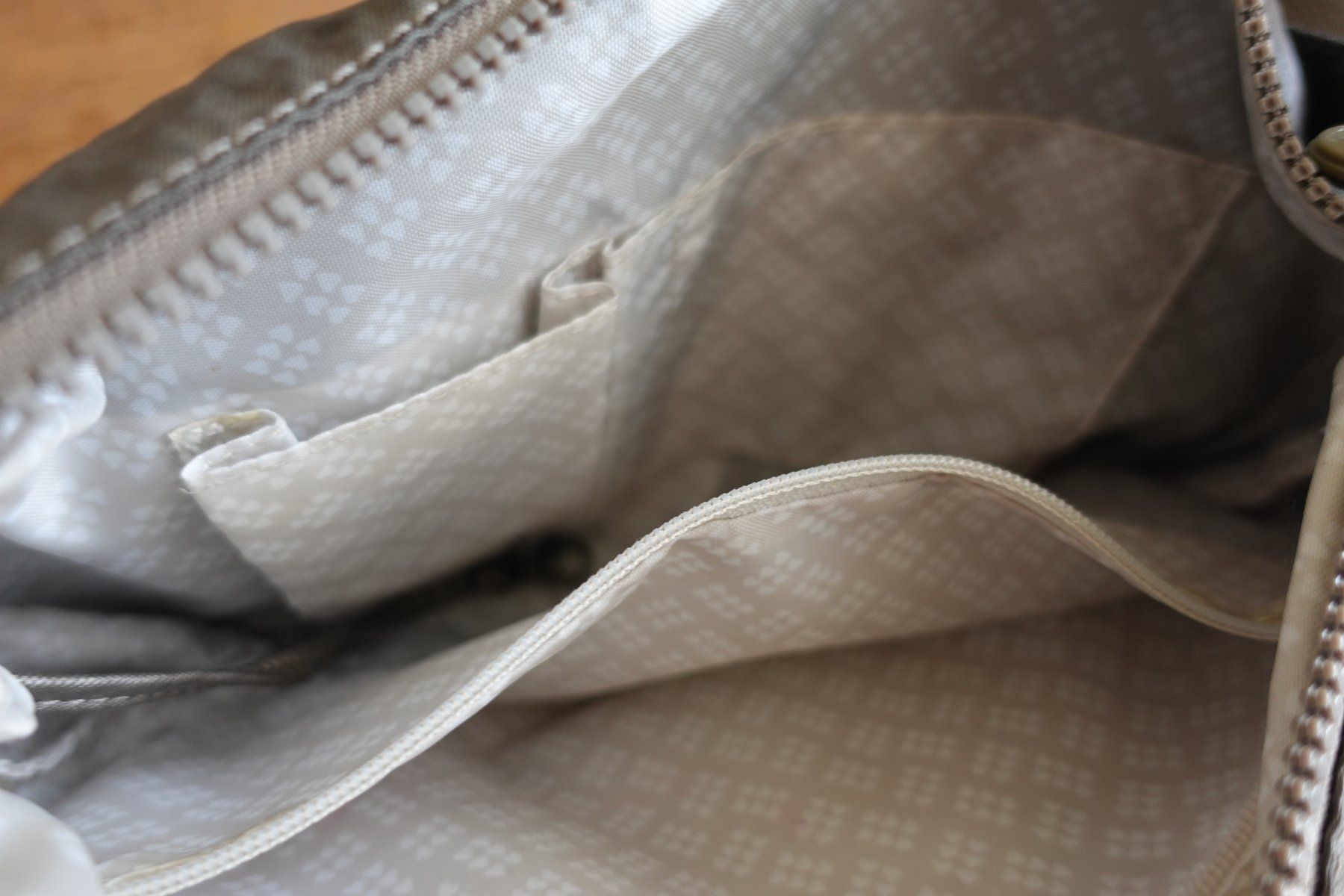 Kipling Taschen: Kipling Tasche gebraucht | Grau – Gebraucht aus Ettiswil von maimaiswiss 4