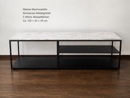 Modernes TV Möbel mit weisser Marmorplatte und schwarzem Met