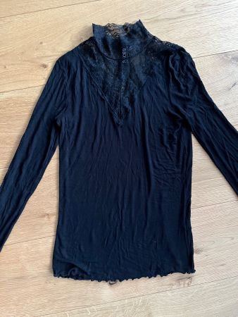 Feinripp Langarmshirt mit Spitzenrollkragen, goth-inspiriert