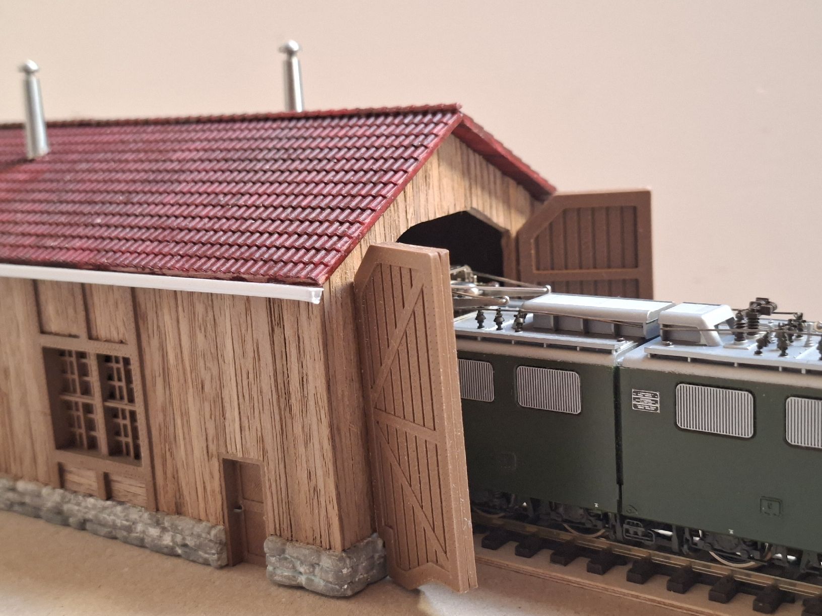 Modellini di ferrovie: Lokschuppen dunkles Holz – Nuovo (secondo la descrizione) da Weisslingen venduto da Moco_mexiko 2