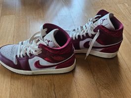 NIKE Air Jordan Sondermodell Gr. 41 Rot/Bordeaux/ beige