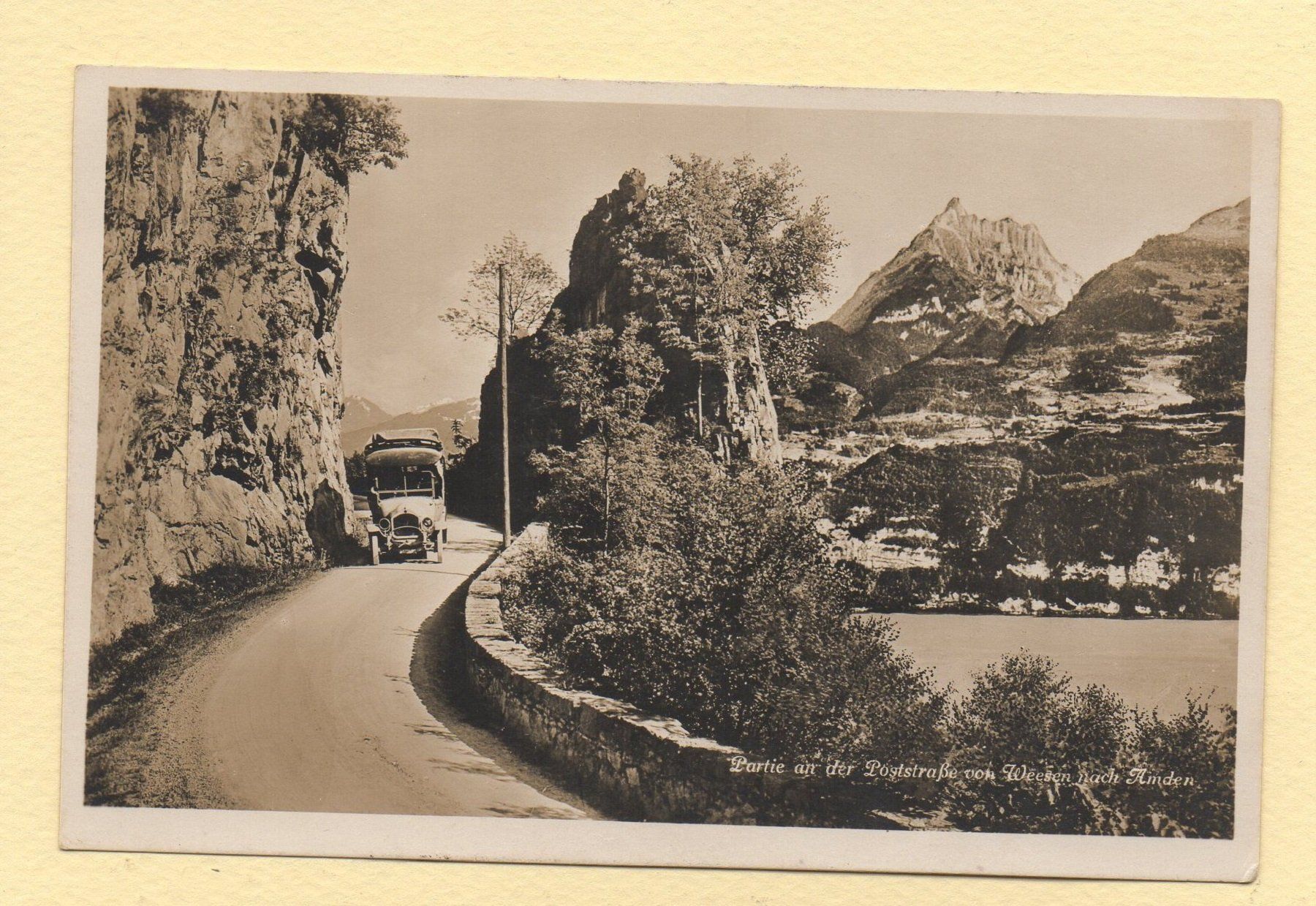Cartoline postali: WEESEN AMDEN Partie an der Poststrasse - Postauto – Usato da Jona venduto da philajona