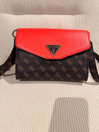 GUESS Umhängetasche mit Klappe, 4G-Monogramm, Braun/Rot