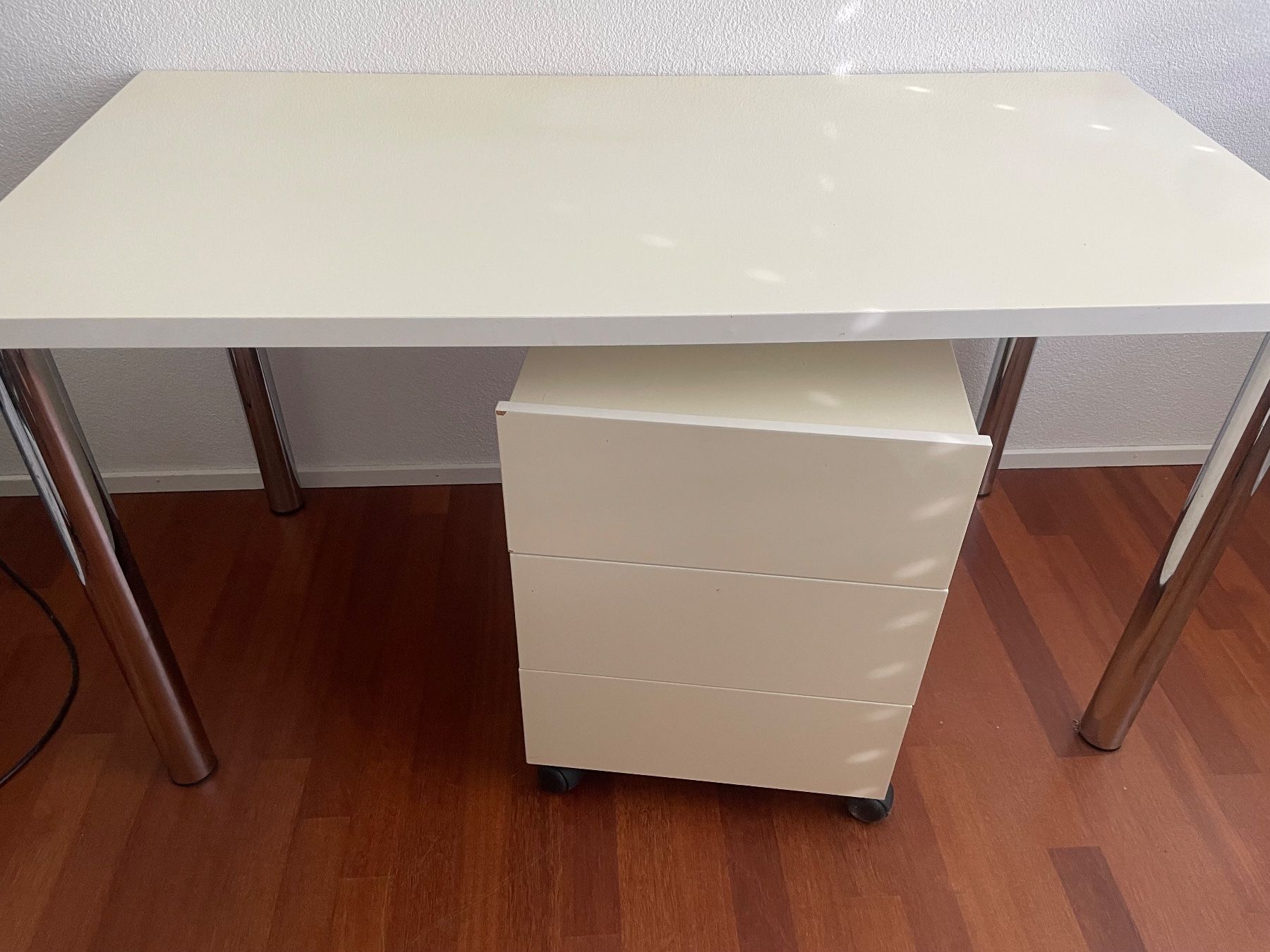 Schreibtische: Tisch Lack Weiss mit Korpus 100x70 cm – Gebraucht aus Adligenswil von mer_lin 1
