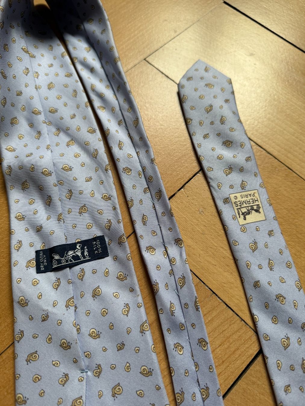 Hermès Krawatten: HERMÈS - Seide Krawatte hellblau mit Schnecken – Neu (gemäss Beschreibung) aus Zürich von Diazaio 2