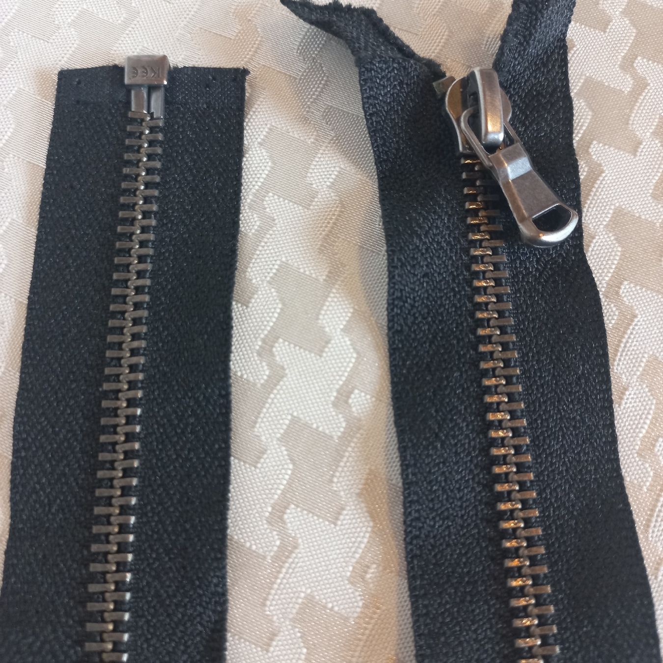 Tessuti: Fermeture éclair KEE noir 65 cm – Nuovo (secondo la descrizione) da Dompierre FR venduto da fat_xth5