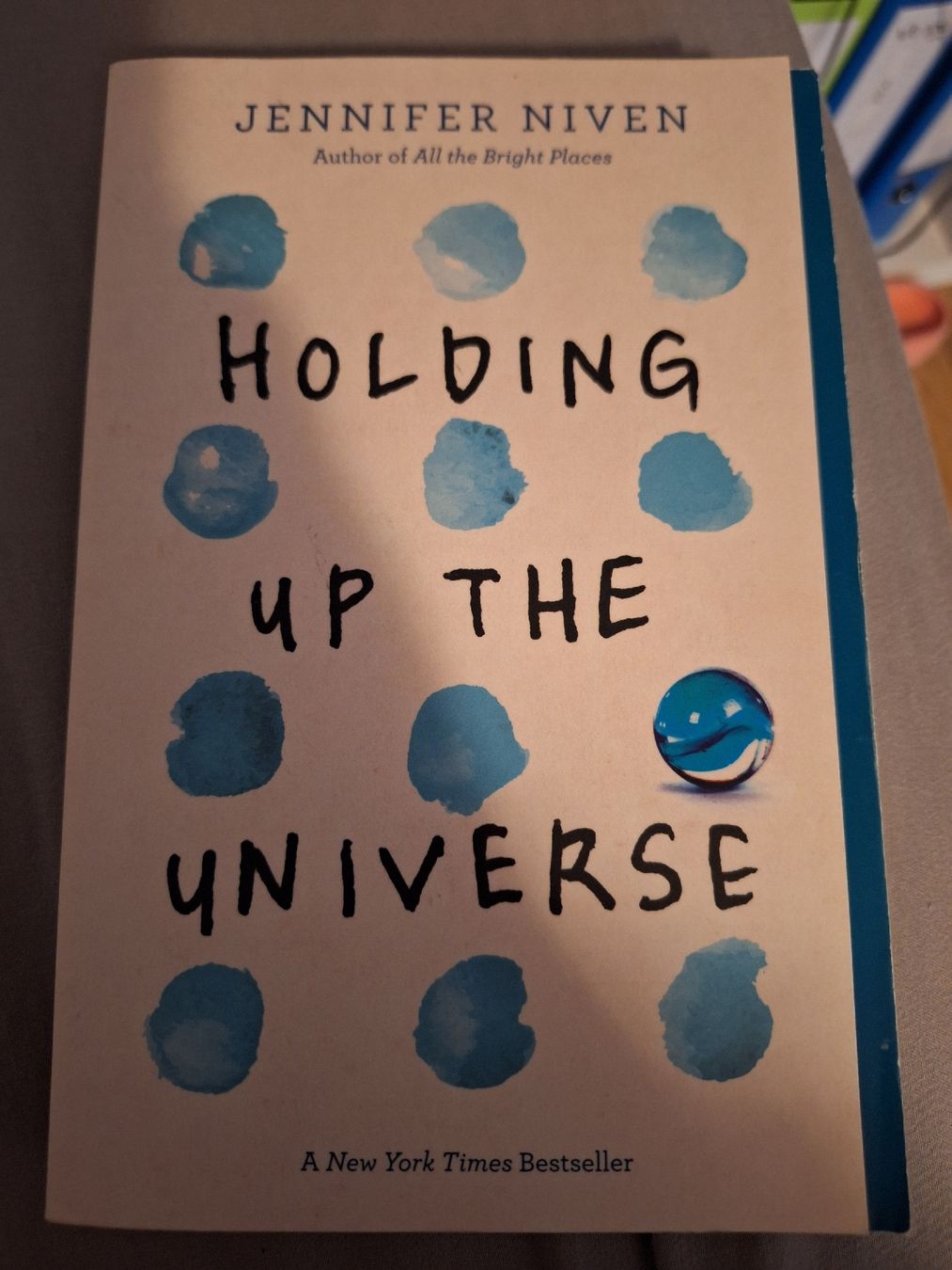 Libri: Book Holding up the universe – Nuovo (secondo la descrizione) da Dietikon venduto da jea_pt95