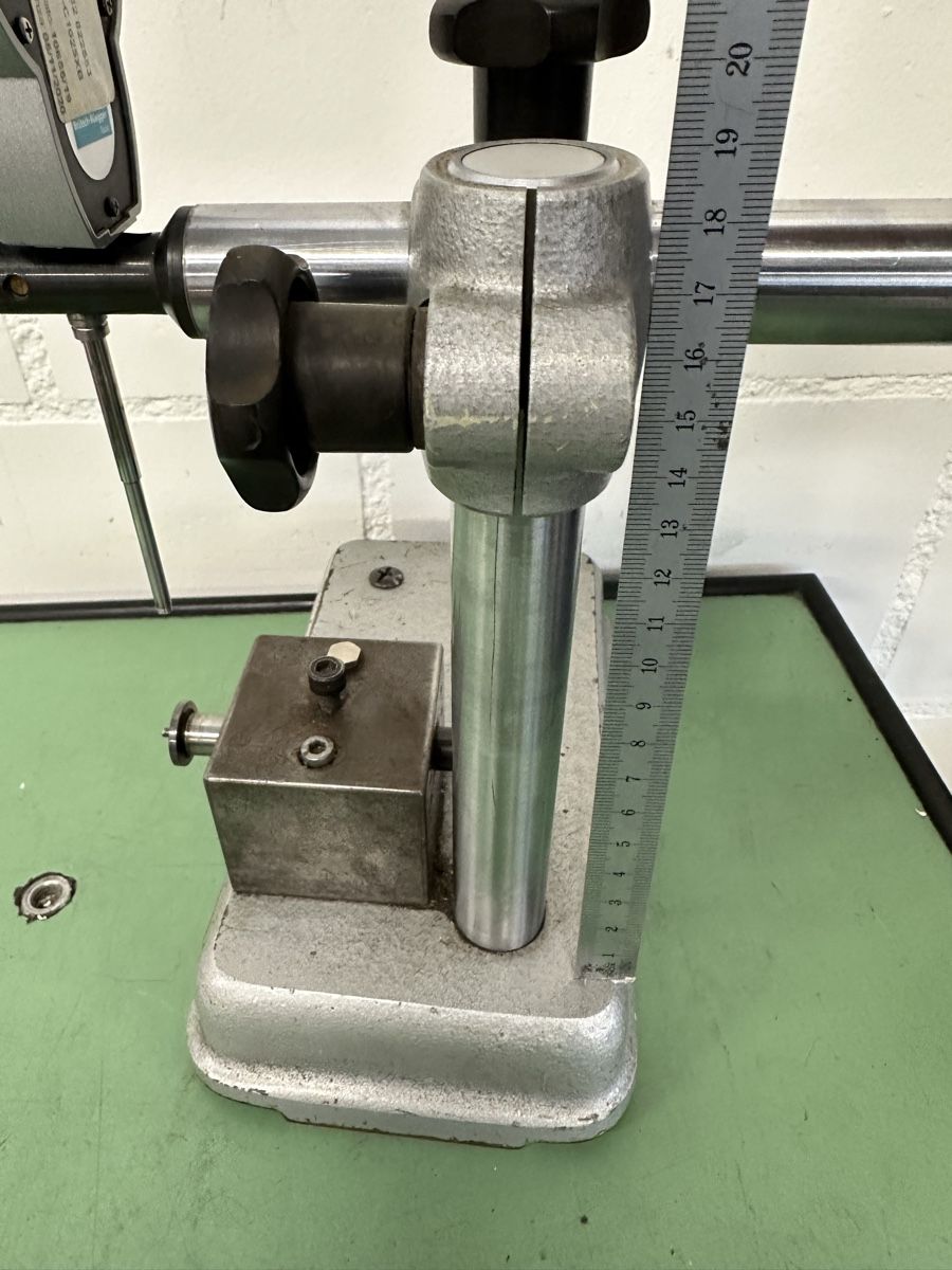 Mitutoyo Misurare: Mitutoyo Digitale Messuhr mit Stativ. – Usato da Aarberg venduto da SNMachines 6