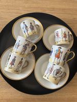 Set de 8 tasses et soucoupes en porcelaine "militaires"