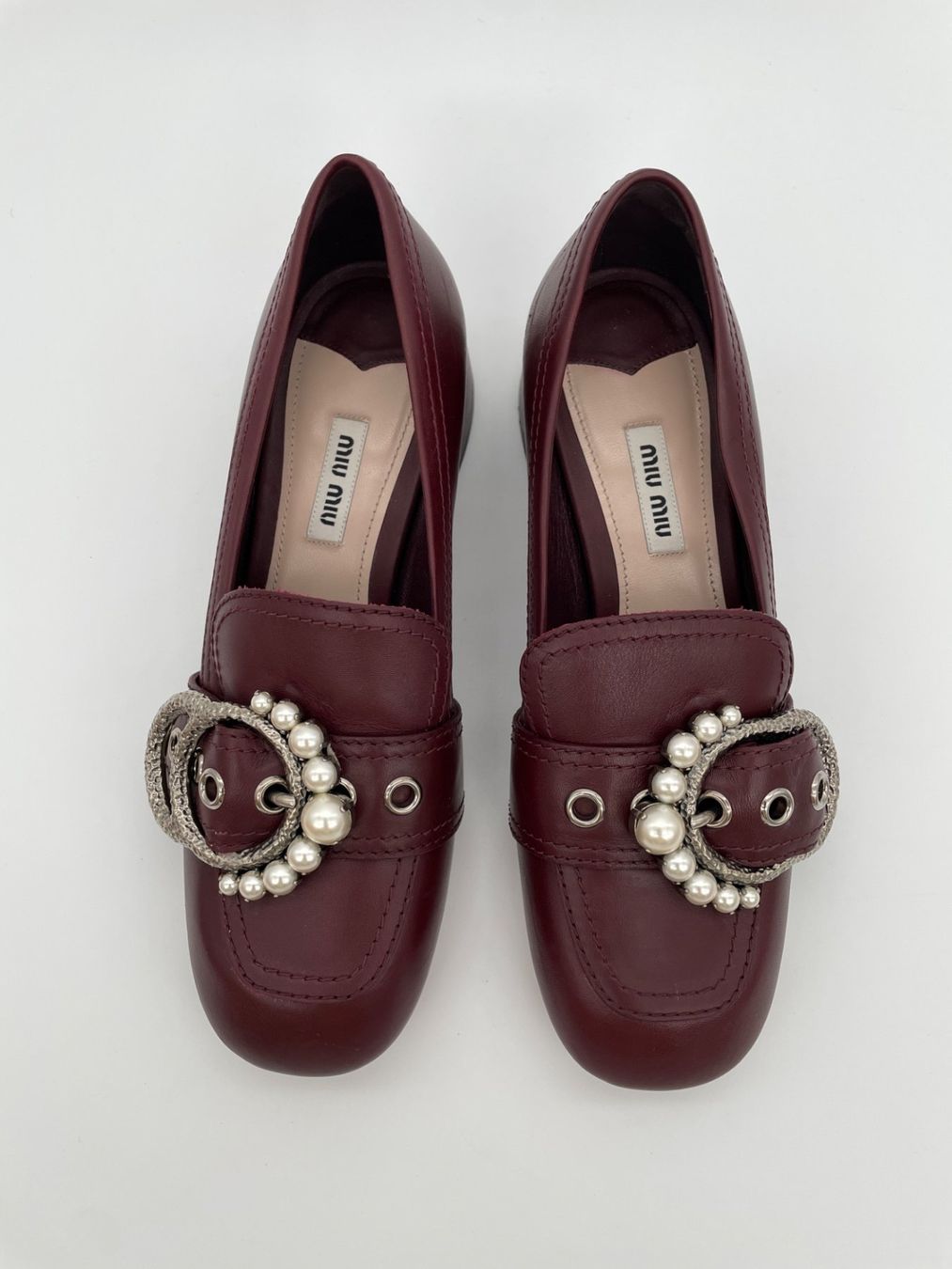 Miu Miu Damenschuhe: Miu Miu Pearl Buckle Pump EU 38.5 Rot – Gebraucht aus Zürich von shoe_shop 4