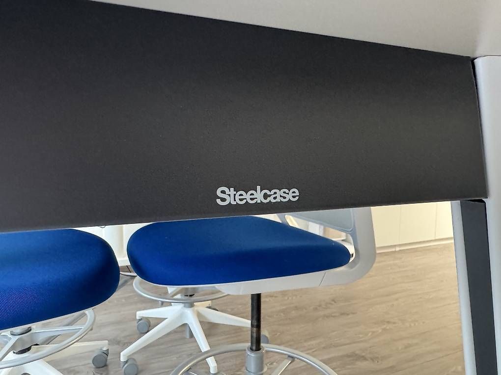 Set di tavolo e panche: Steelcase Sitzungstisch mit vier Stühlen – Usato da Baden venduto da mercari 1