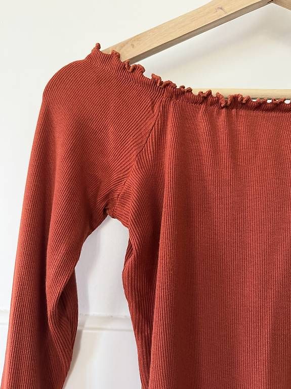 Top: ASOS RIPPBODY ROT – Usato da Zürich venduto da Nadgb1303 1