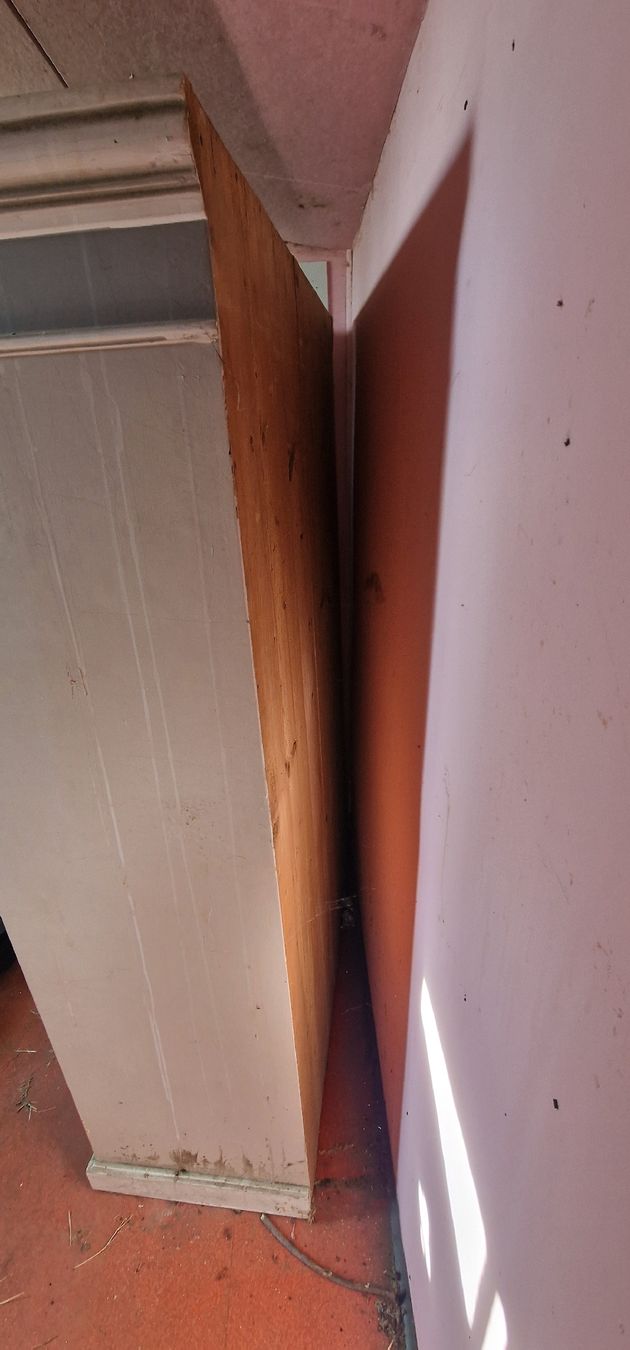 Armoires: Alter Kleiderschrank Holz  – D'occasion à Greifensee par rom_l6c7 4