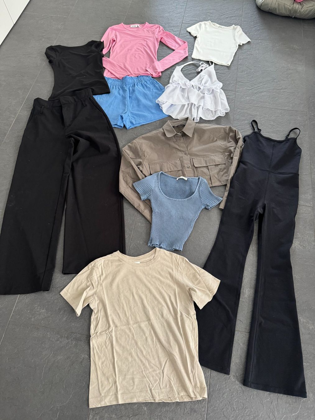 Lotti di vestiti: 10 Stk. Damen Set Gr. XS – Usato da Bonstetten venduto da VCLS