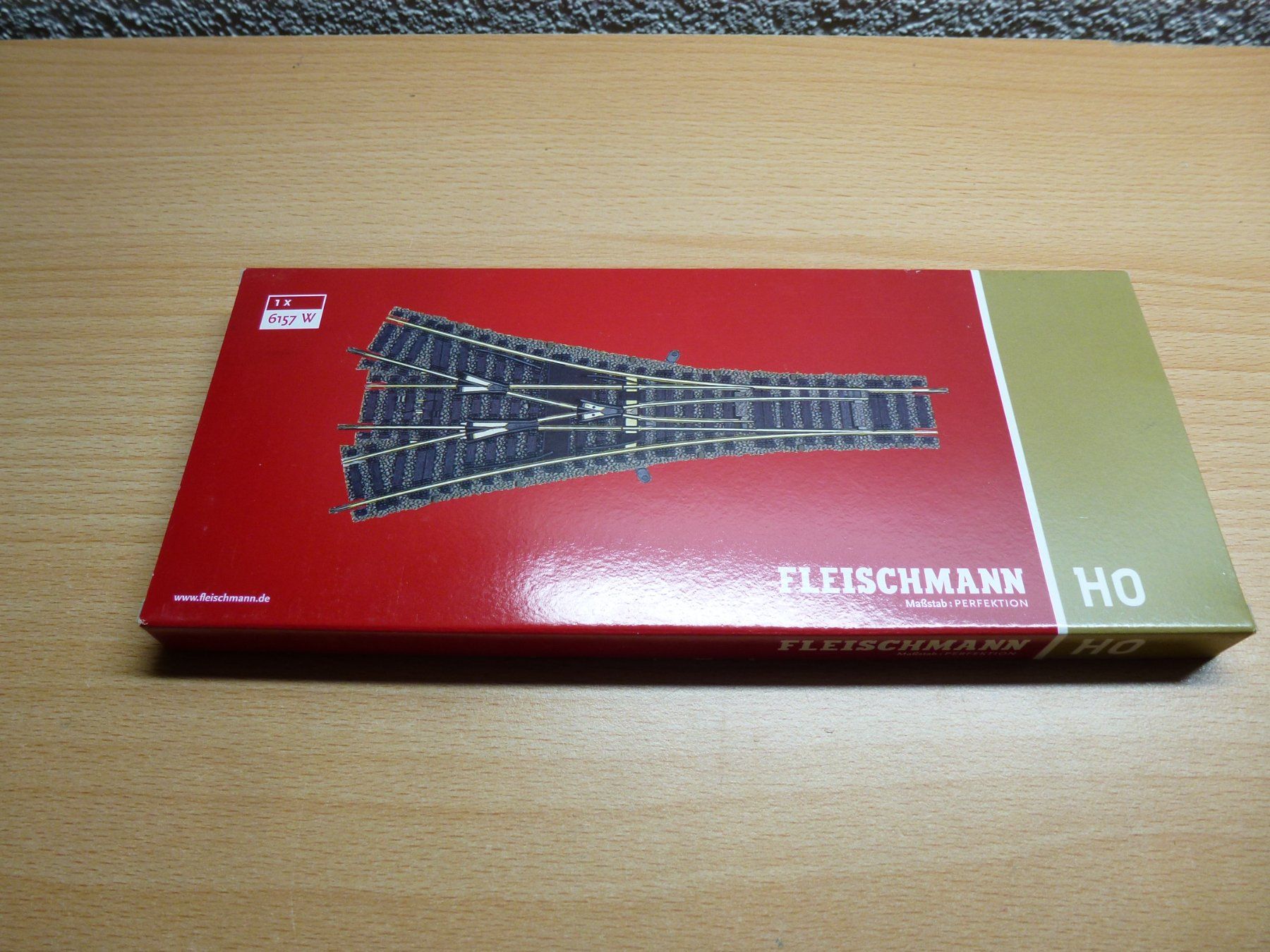 Fleischmann Modellini di ferrovie: Fleischmann H0 Profigleis Dreiwegweiche 6157 – Nuovo e nell'imballaggio originale da Hombrechtikon venduto da Se9 1