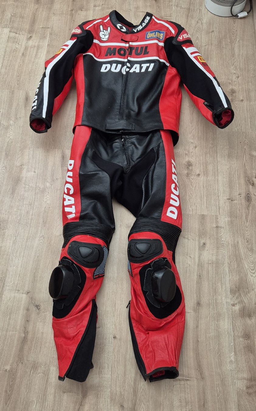 Costumes: Combinaison Ducati – D'occasion à Granges par Davis.