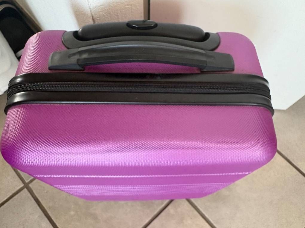 Reisekoffer: Rollkoffer Violett – Gebraucht aus allschwil von sophie141208 2