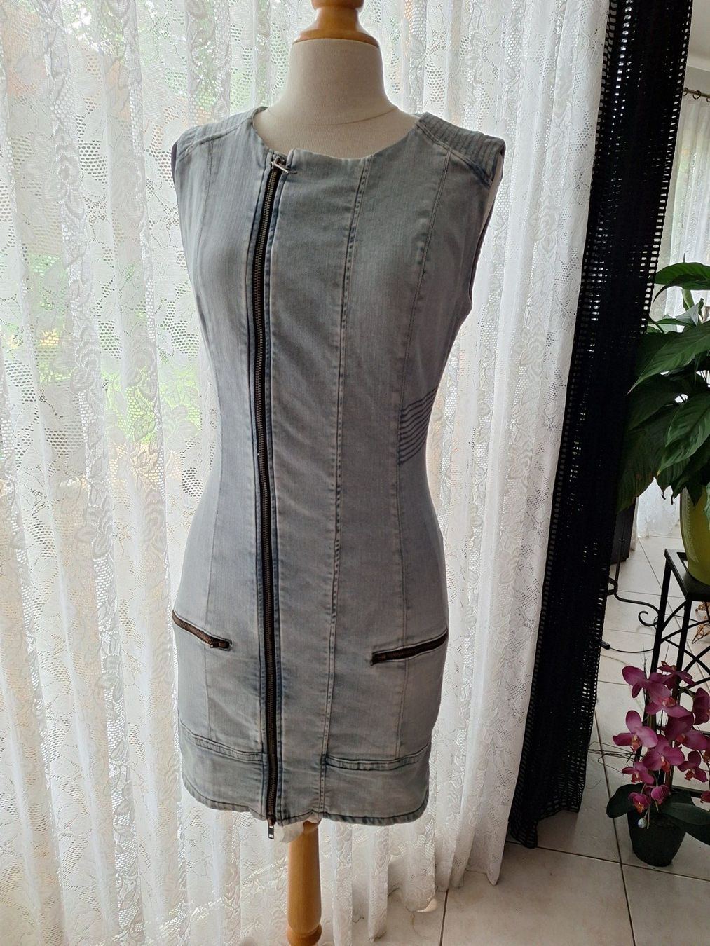 Guess Vestiti: Robe Guess Los Angeles M – Nuovo (secondo la descrizione) da St-Triphon venduto da Jldr0