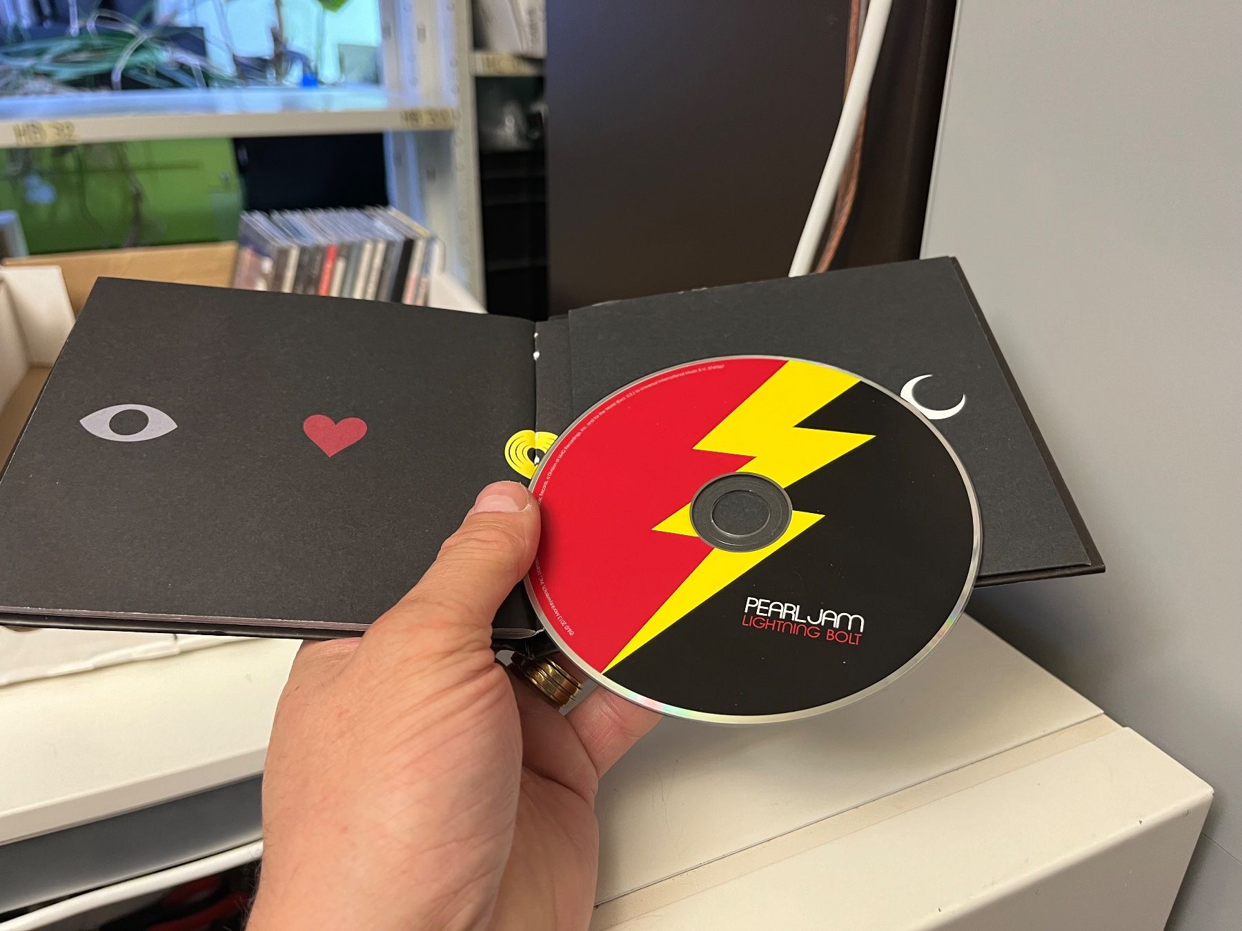 CD: Pearl Jam - Lightning Bolt (Digibook) - SRA03D – Usato da Küsnacht ZH venduto da pdproject 3