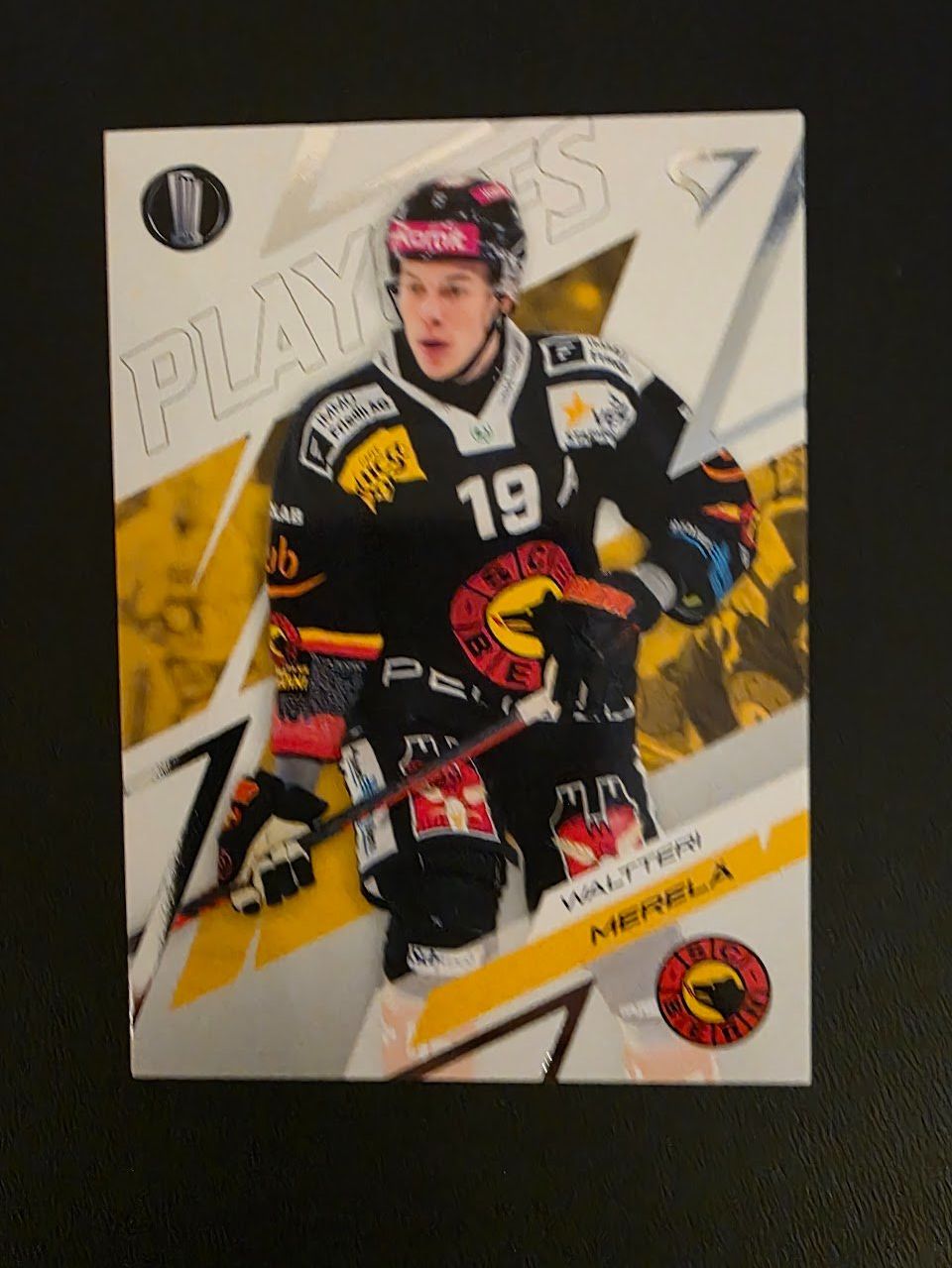 Sportzoo Carte collezionabili: 2025/26 SCB Bern Waltteri Merelä Playoffs – Usato da Bauma venduto da Yotanke