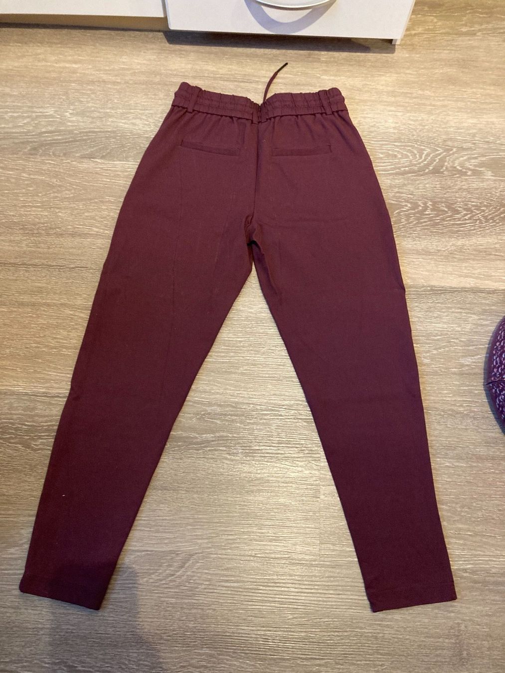 Pantaloni: Weinrote Stoffhose Gr. XS – Usato da Thun venduto da Vans_98 1