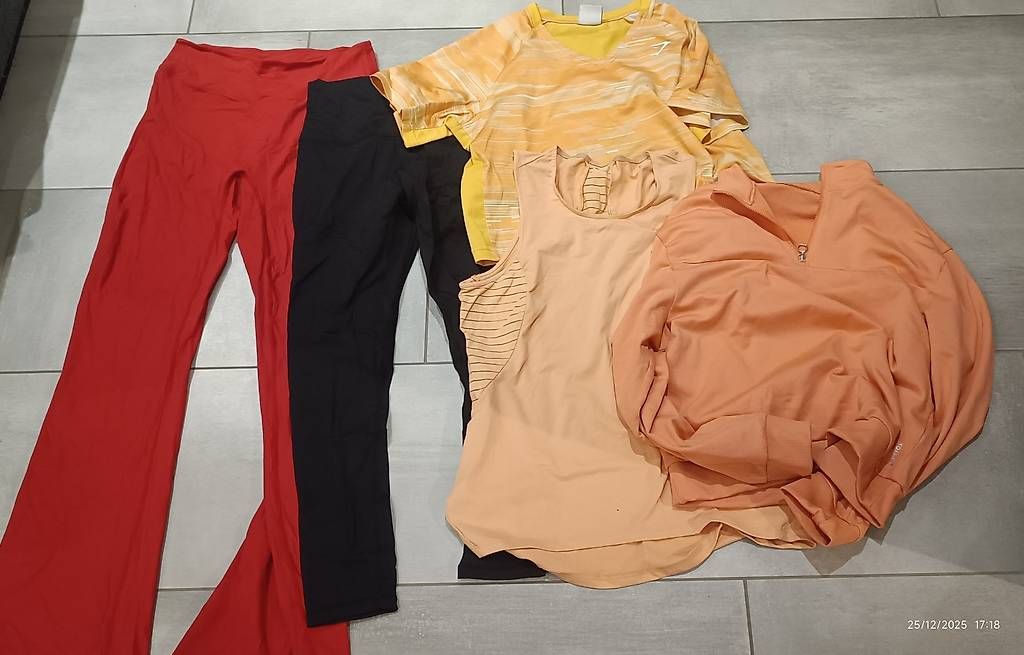 Lotti di vestiti: Habits/bas femme  – Usato da Granges-de-Vesin venduto da Flo802 2