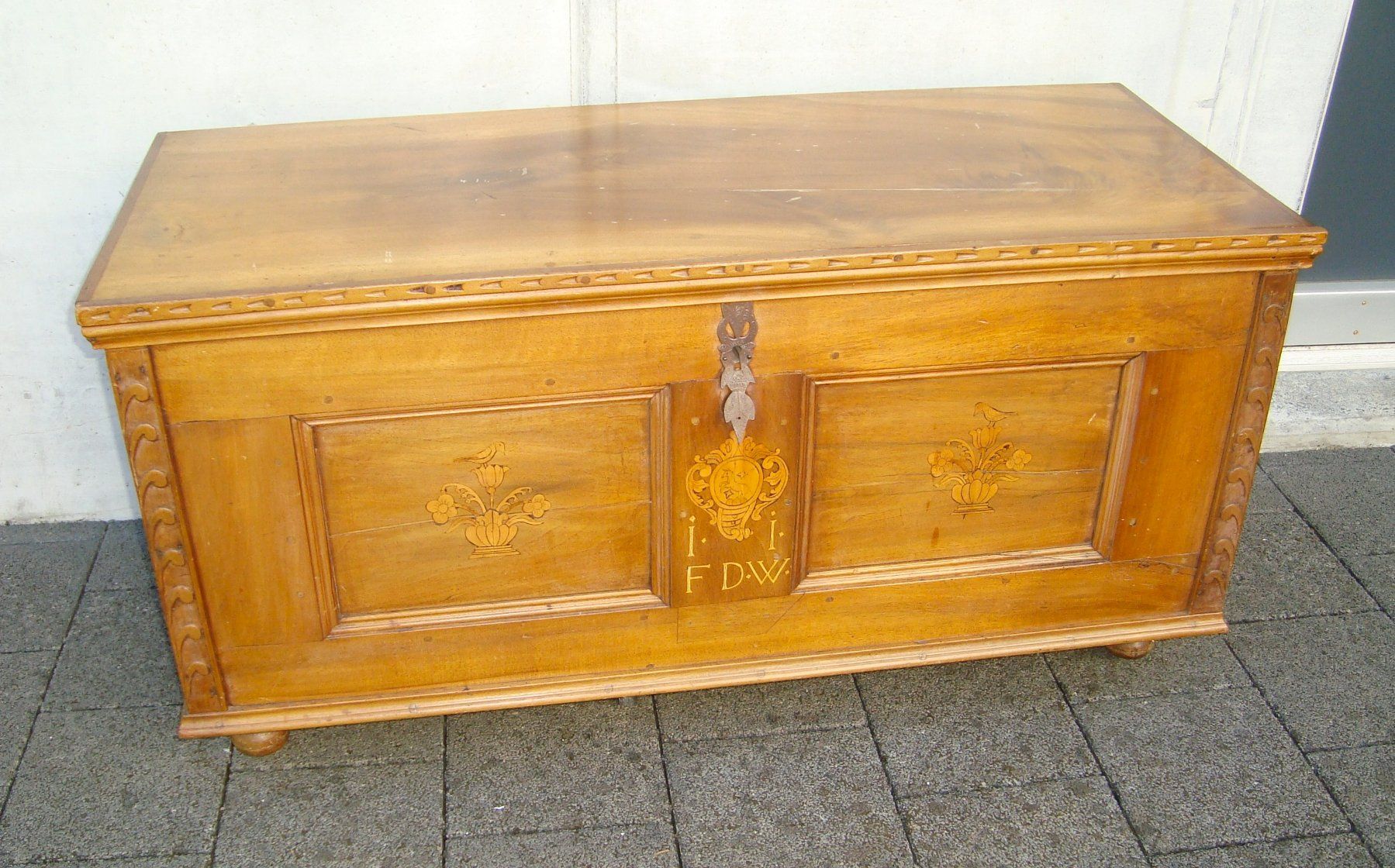 Cassapanche: Biedermeier Truhe mit Intarsien, Nussbaumholz – Usato da Oberdorf NW venduto da Lufao 1