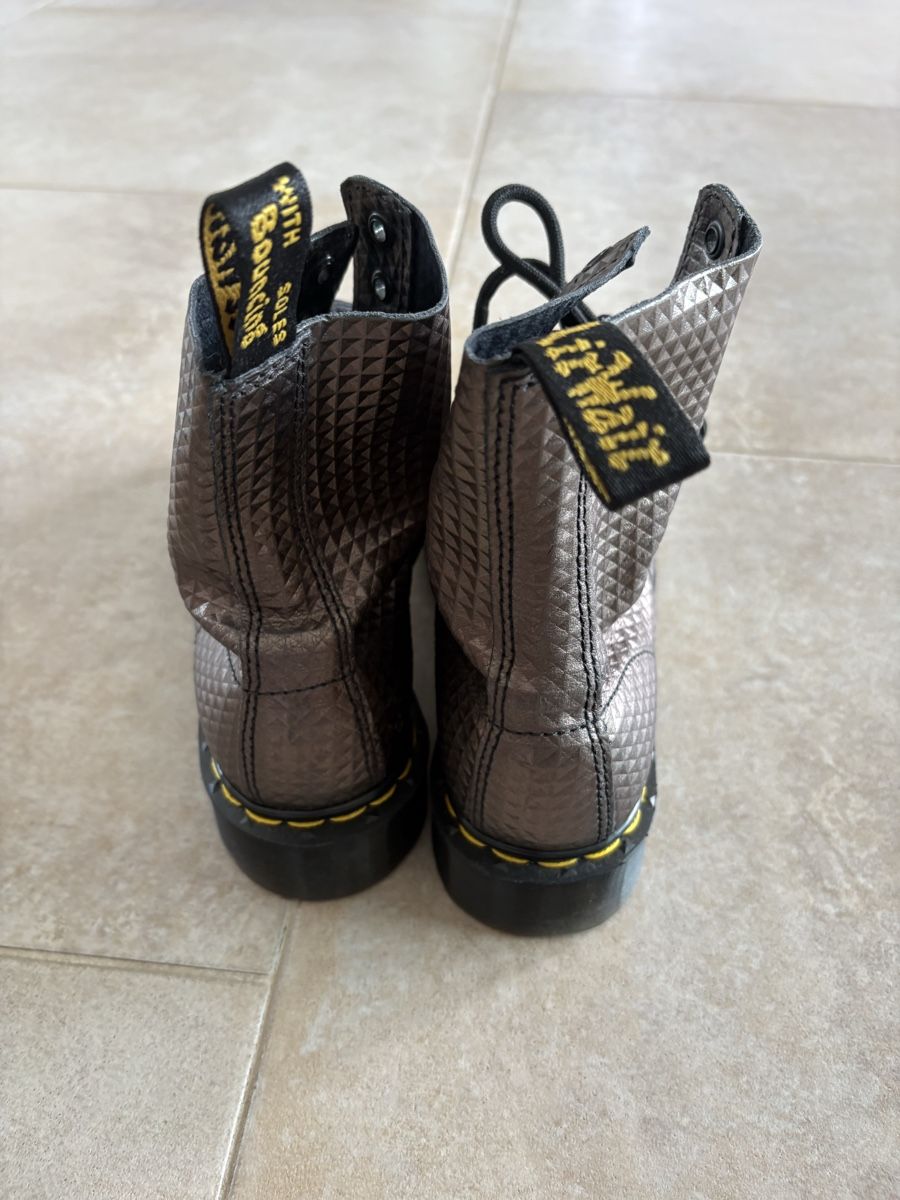Dr. Martens Scarpe da uomo: Dr. Martens Pascal Boots Gr. 38, Metall-Look – Usato da Baden venduto da est_92cz 3
