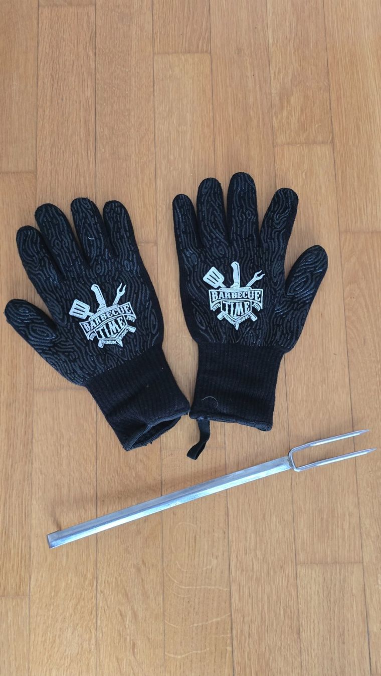 Altri accessori da uomo: Grill Handschuhe "BARBECUE" + Grillgabel Inox – Usato da Rafz venduto da Domimir