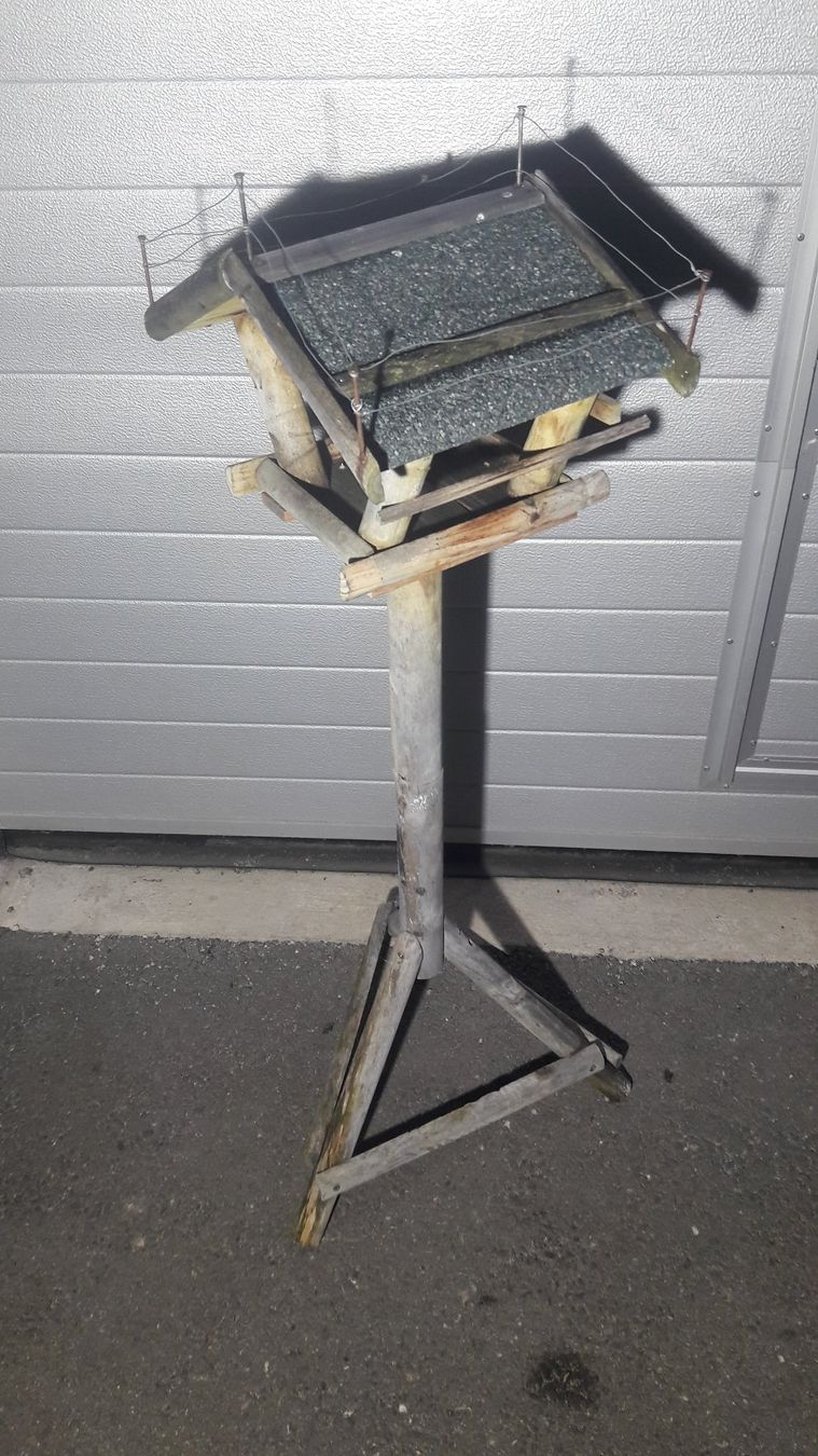 Casette per uccelli: Vogelfutterhaus auf einem Ständer – Usato da Laufen venduto da Mann455 1