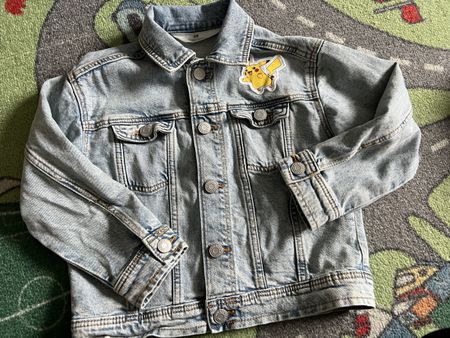 H&M Jeansjacke mit Pikachu, Grösse 116 Top Zustand!