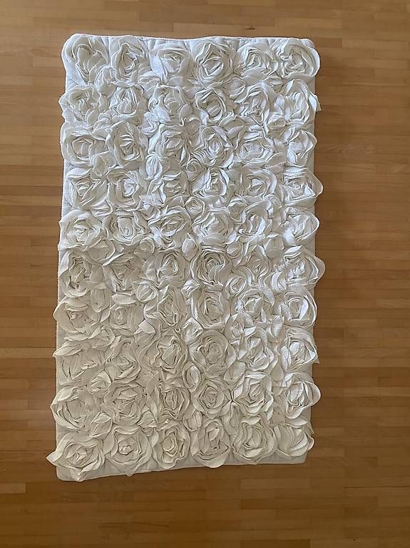 Teppiche: Badezimmerteppich weiss mit Blumen – Gebraucht aus Männedorf von nathi_o