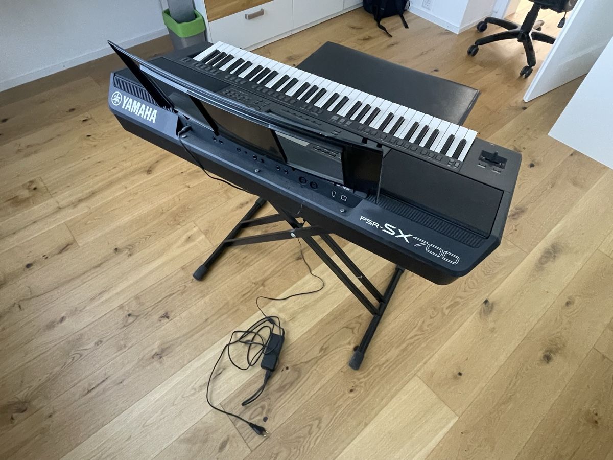Yamaha Strumenti musicali: Keyboard Yamaha PSR-SX700 – Usato da Dübendorf venduto da Airplane 1