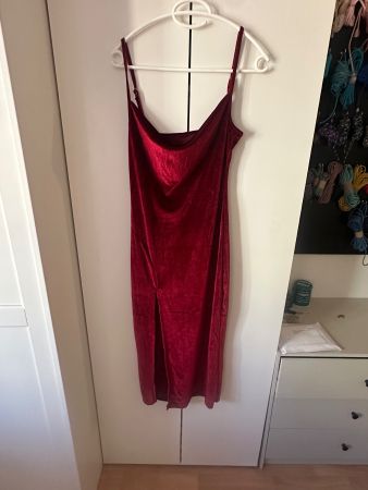 Rotes Samtkleid mit Schlitz Groesse M neu