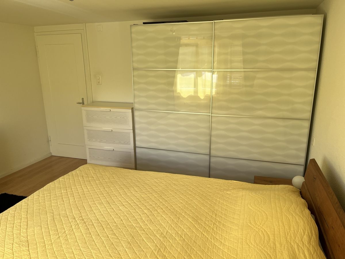 Armoires: Kleiderschrank mit Glastüren ab 1.- – D'occasion à Ebnat-Kappel par Privat1935