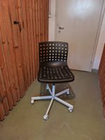 Alter Bürostuhl Schwarz Weiss mit Rollen