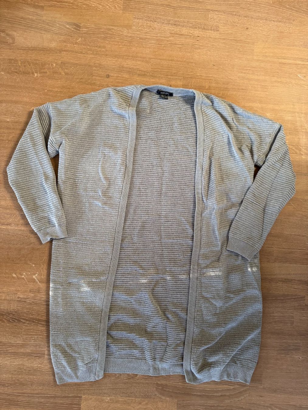 Giacche: Cardigan long gris Esmara taille M – Usato da Rossemaison venduto da Carduelis