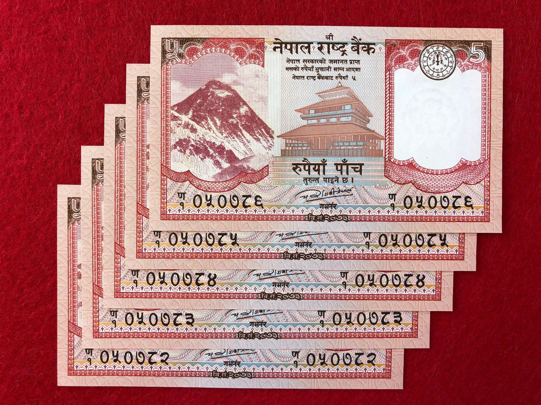 Banconote: Nepal - 5 x 5 Rupien UNC - Mount Everest – Nuovo e nell'imballaggio originale da Pfäffikon SZ venduto da Sieben77