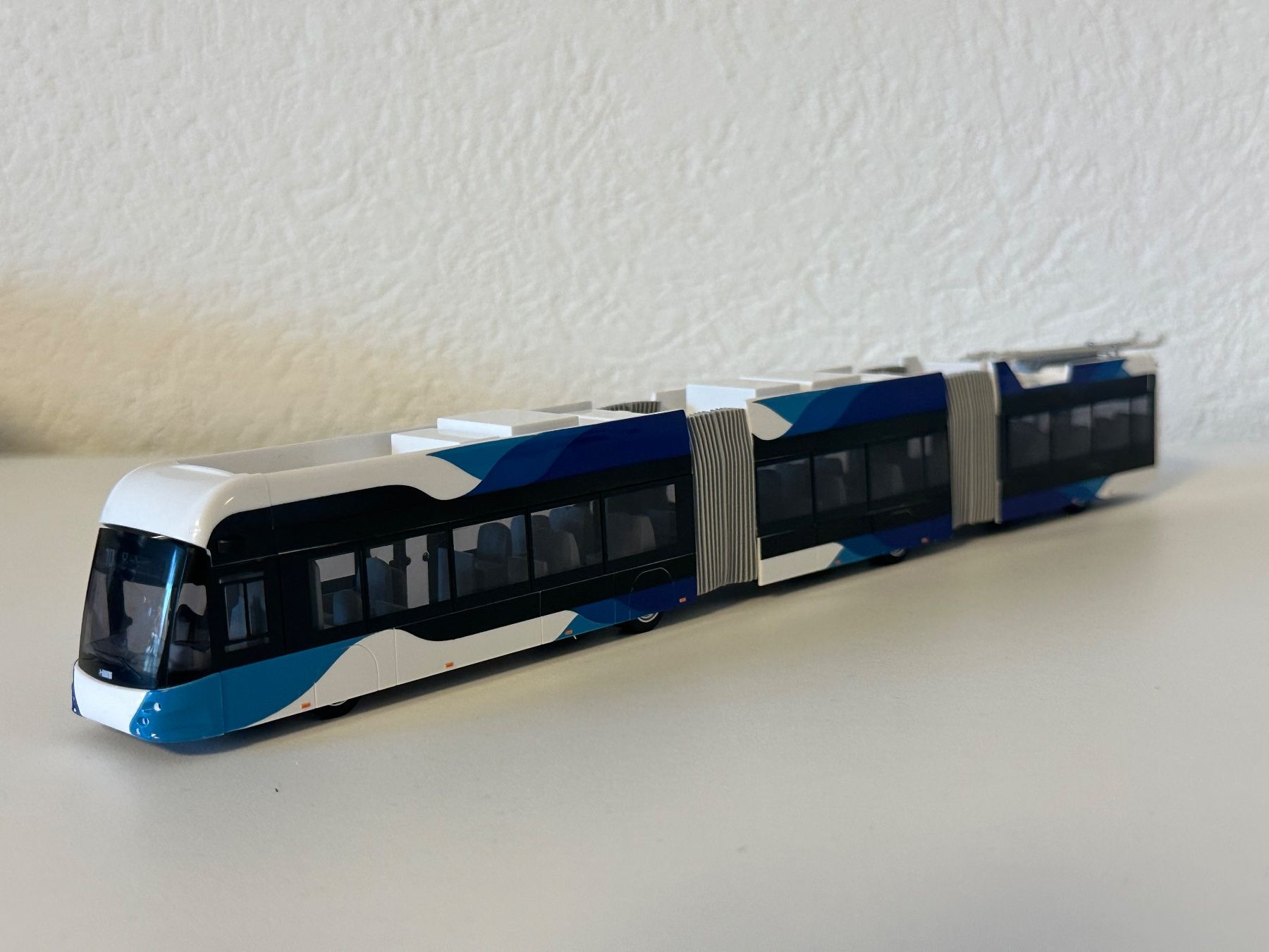 77458 - Rietze - Hess LighTram 19 DC Oberleitungs-Stadtbus, 4türig