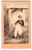 Fotografie Stickerin in Tracht vor einem