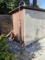Gartendusche aus Holz freistehend mit Handbrause