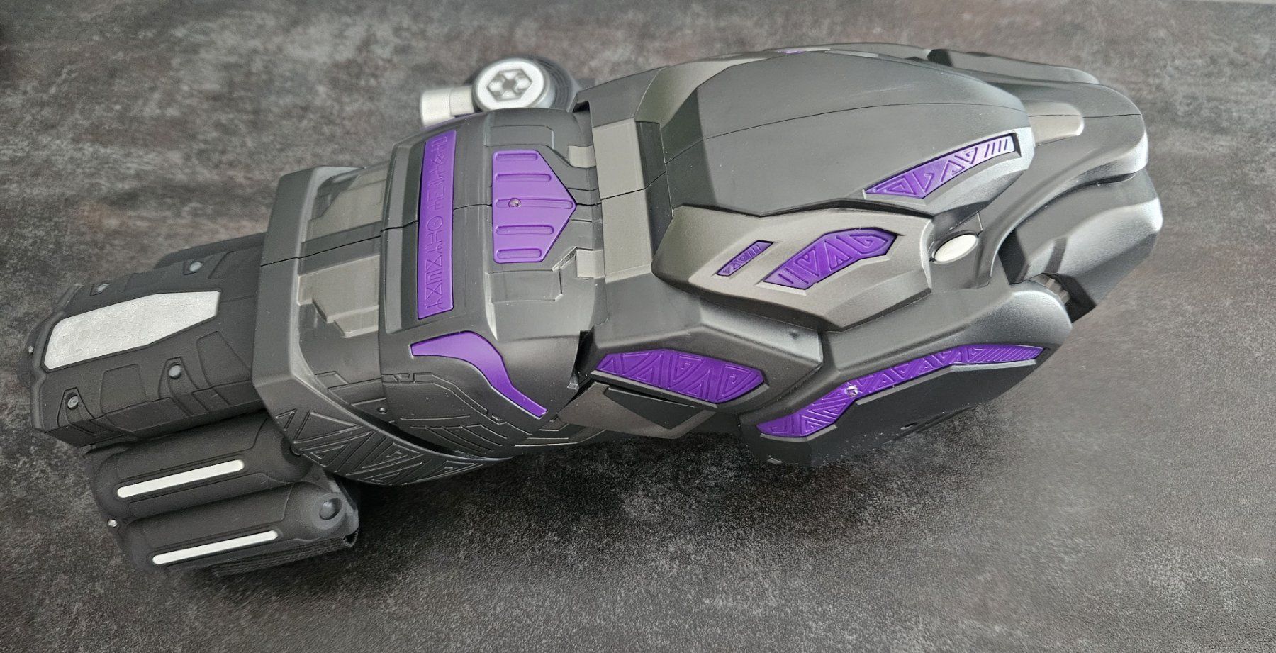 Disney Giocattoli: Bras motorisé Black Panther – Usato da Brügg BE venduto da greyscale24