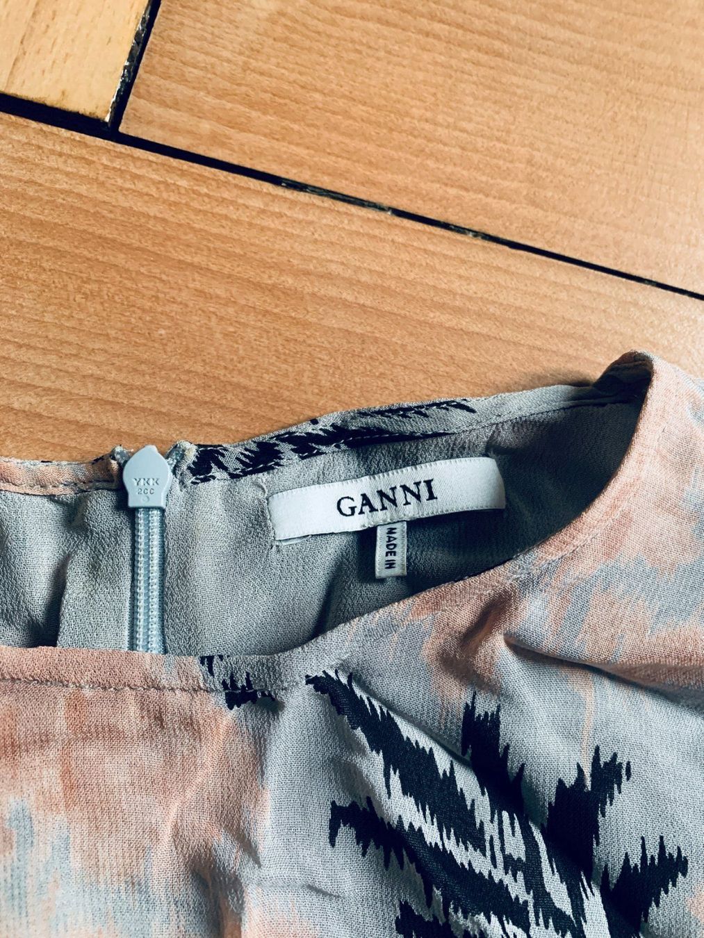 Ganni Vestiti: GANNI - Chiffon Kleid hellgrau gemustert – Usato da Zürich venduto da Diazaio 3
