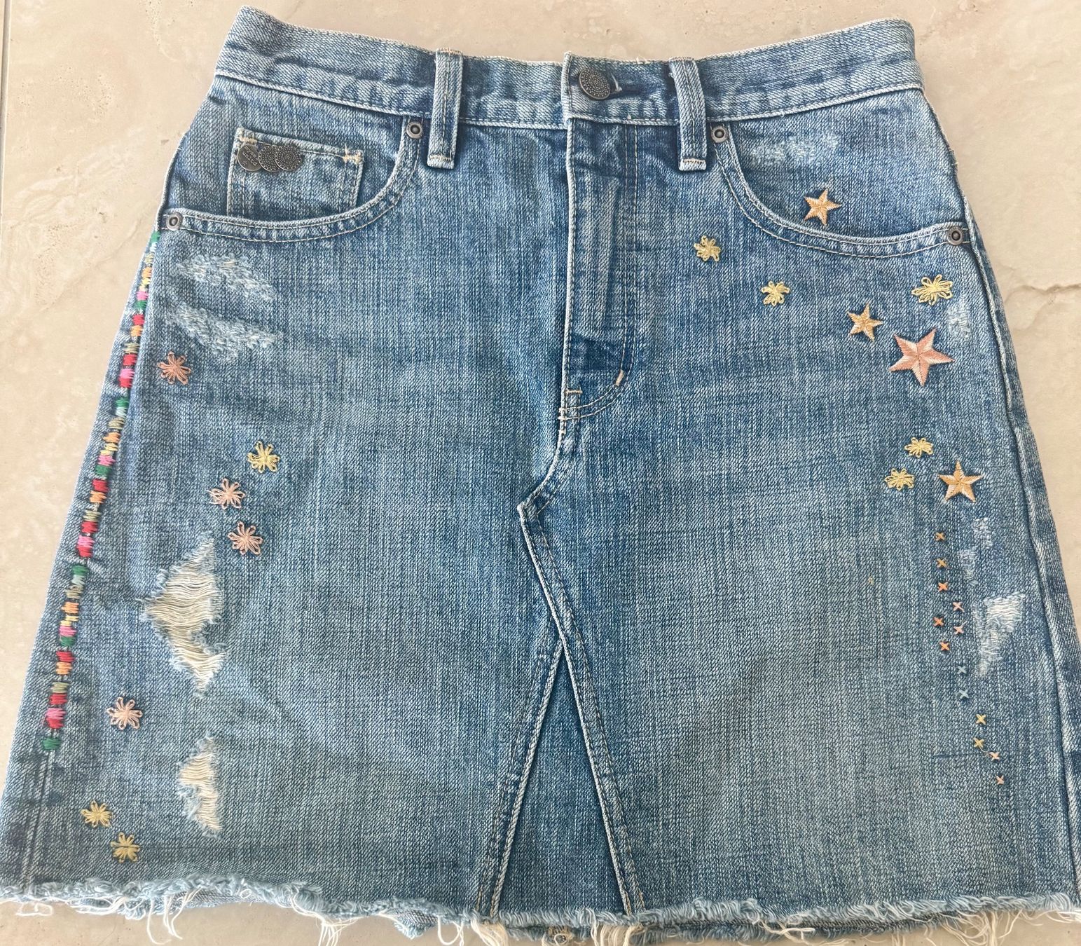 Odd Molly Gonne: Jupe en jean Odd Molly brodée – Usato da Corcelles-Payerne venduto da littlemarket 1