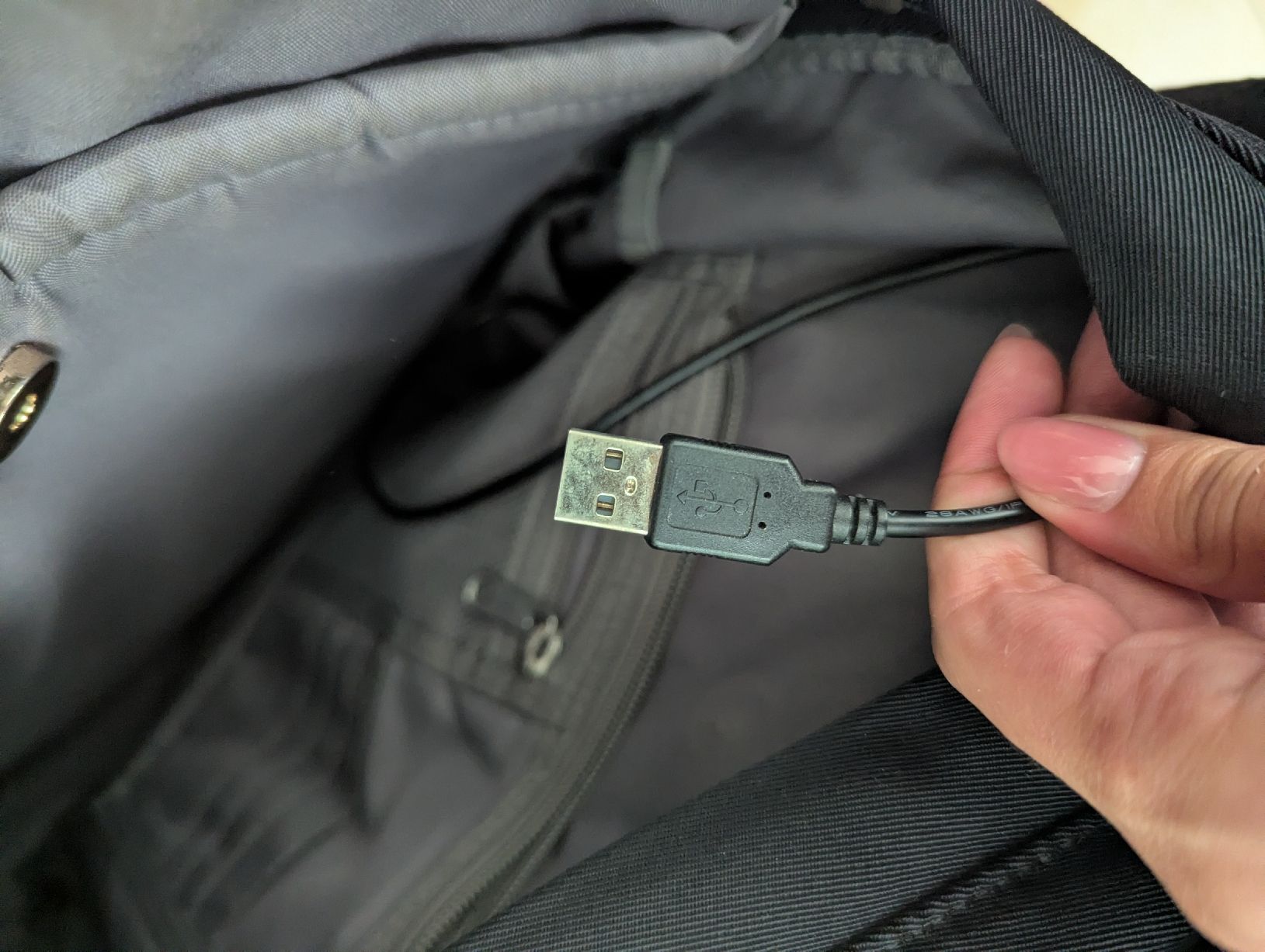 Nordace Rucksäcke: Nordace Backpack black with USB charging port  – Defekt aus Saillon von vic_xny8 3