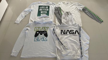 2 Knabenlangarmshirts und 2 Kapuzenshirts